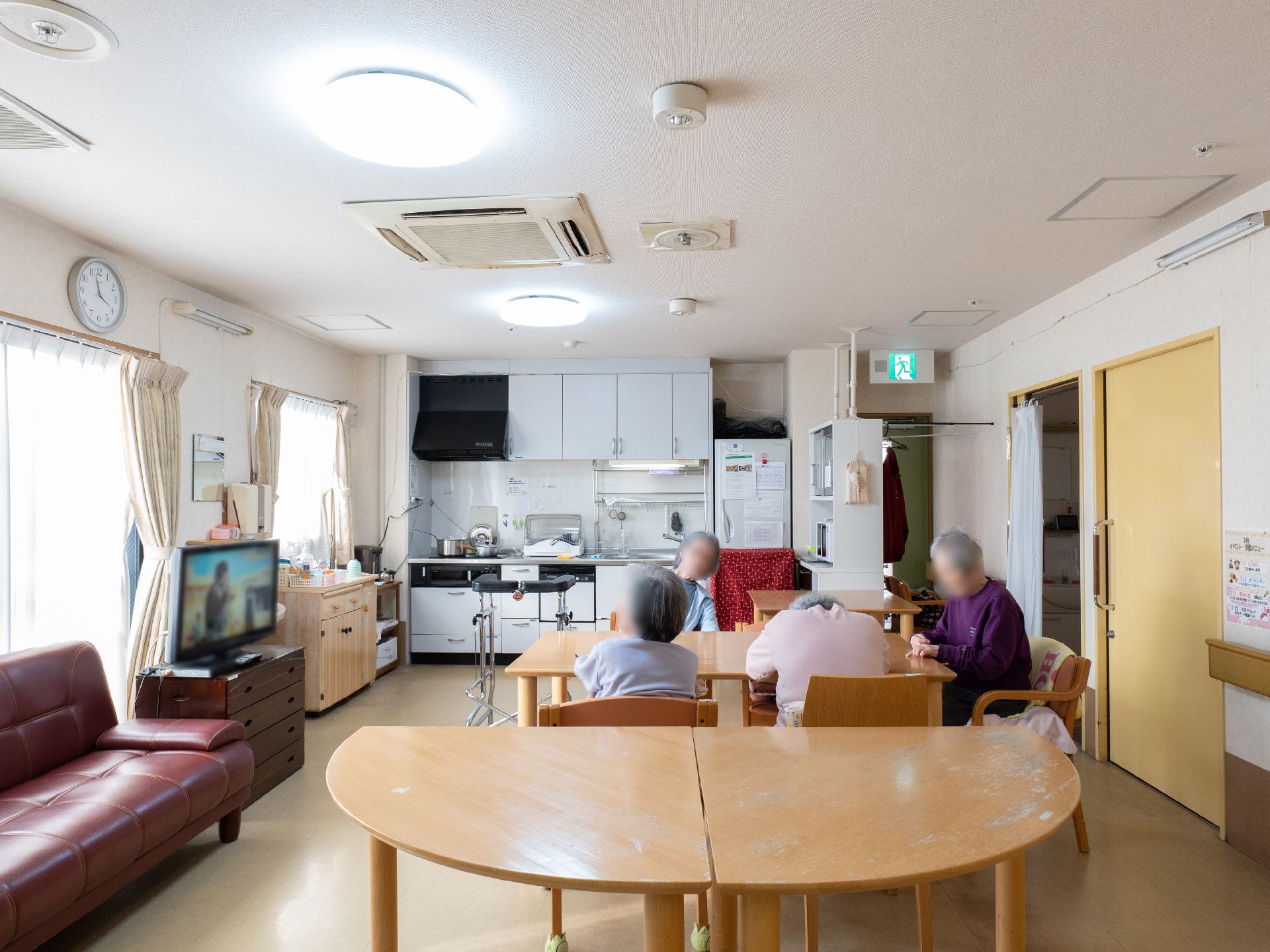 テレビやテーブルセットが設置された共用スペース