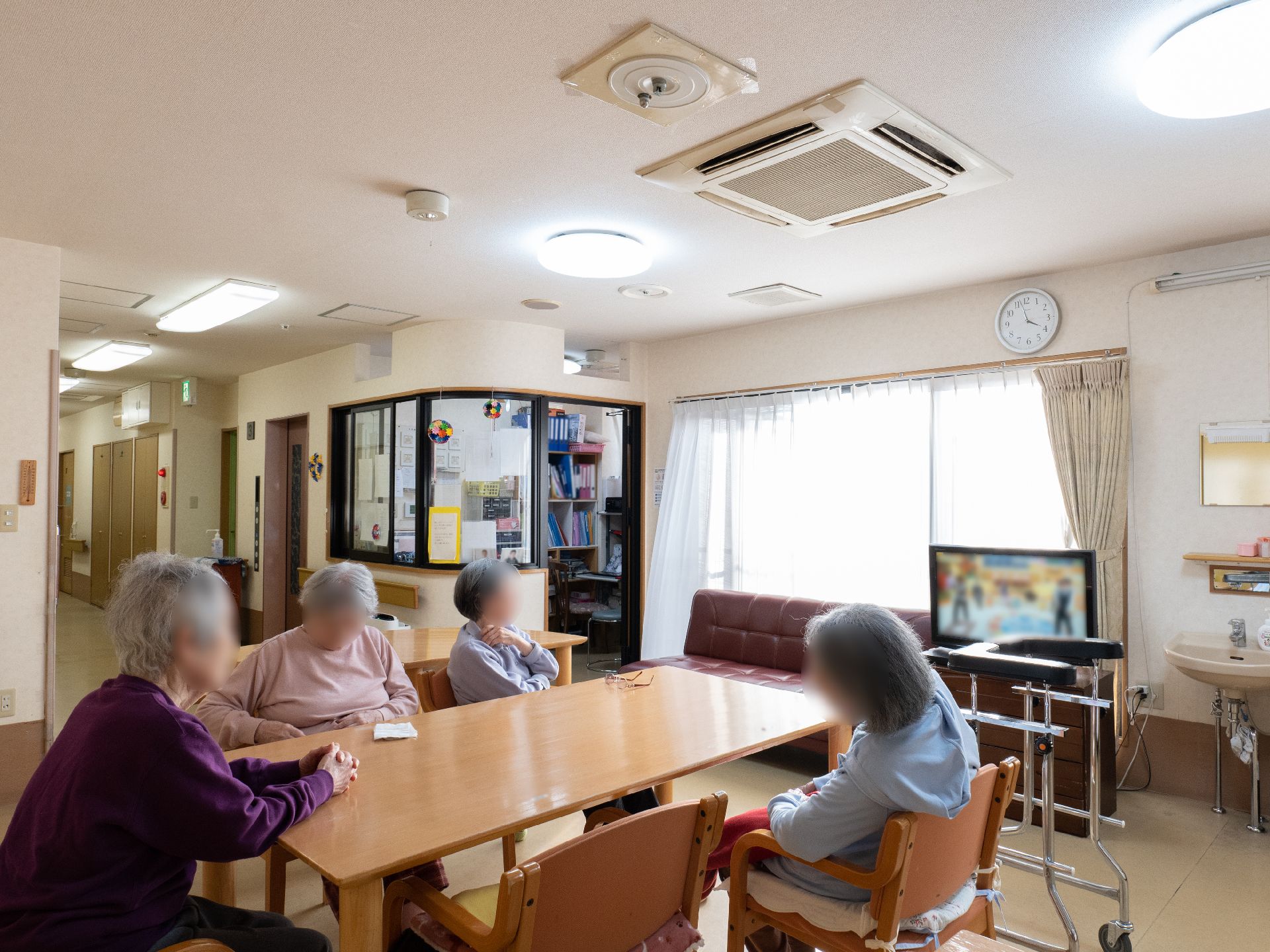 テレビやテーブルセットが設置された共用スペース