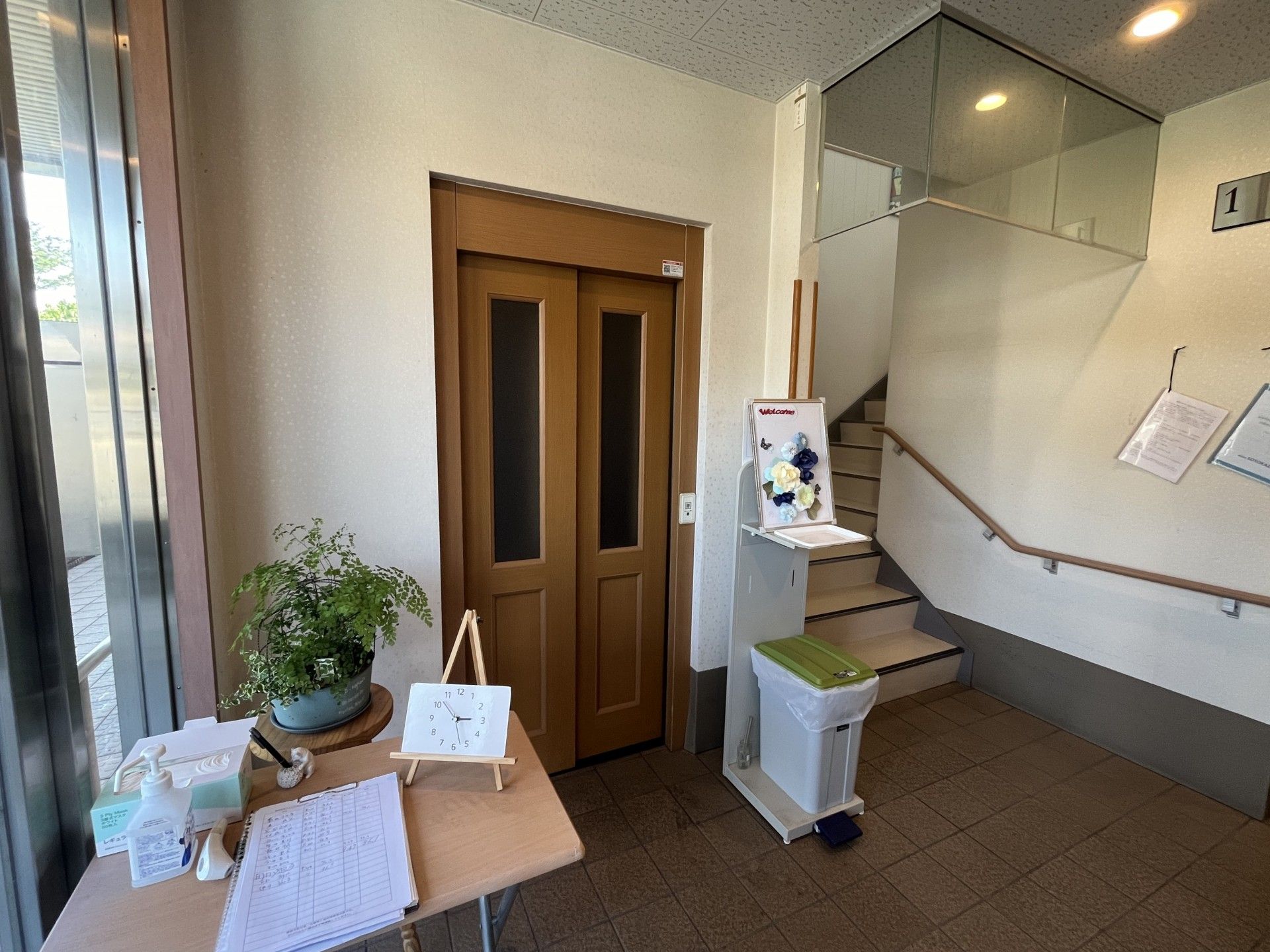 入口付近の明るい空間