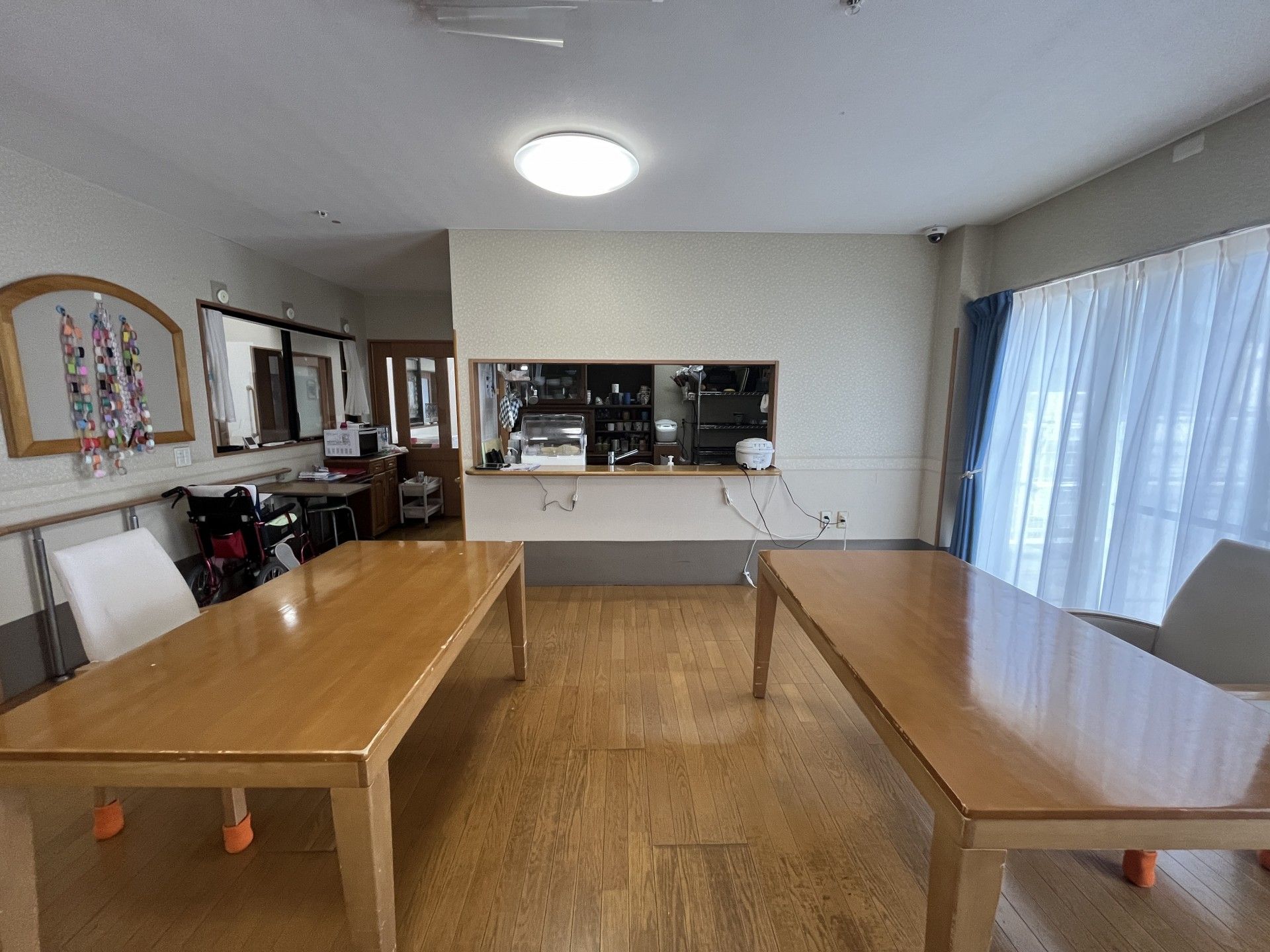 共有スペースの明るい食堂