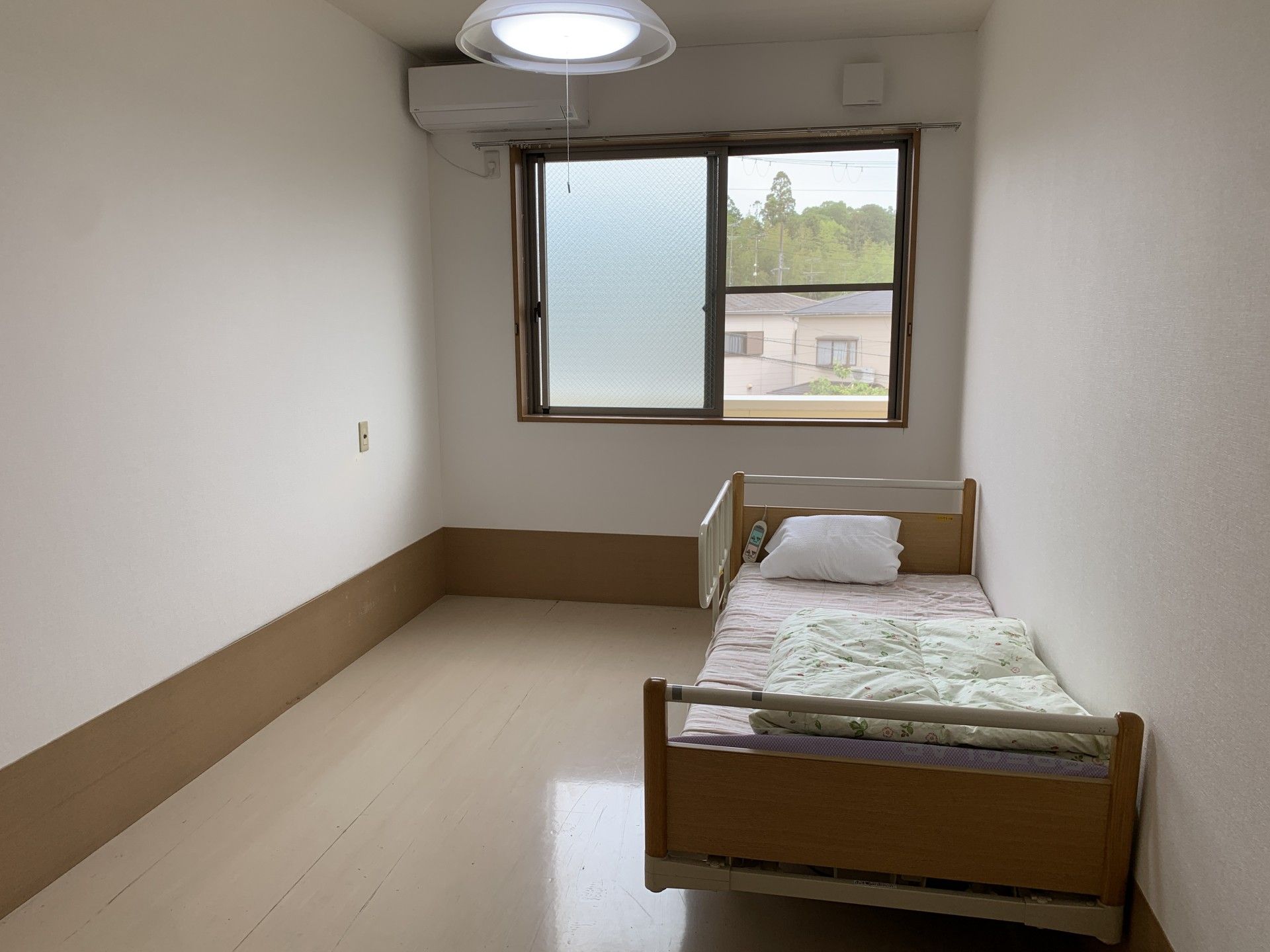 個室のベッドと窓