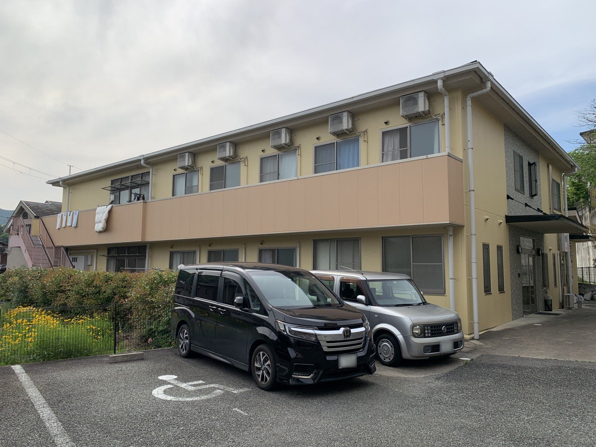 明るい花々に囲まれた外観