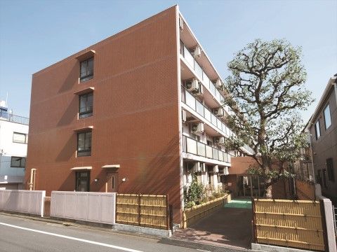 「ニチイホーム 下丸子」の外観。建物周辺に緑を配している。