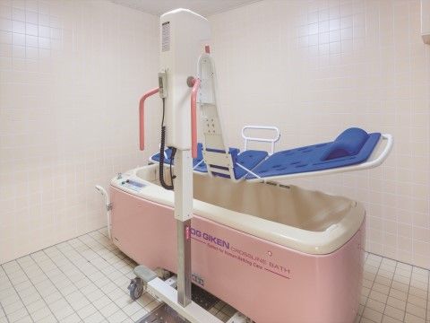 「ニチイホーム 下丸子」の特別浴室。入浴の介助設備を整えている。