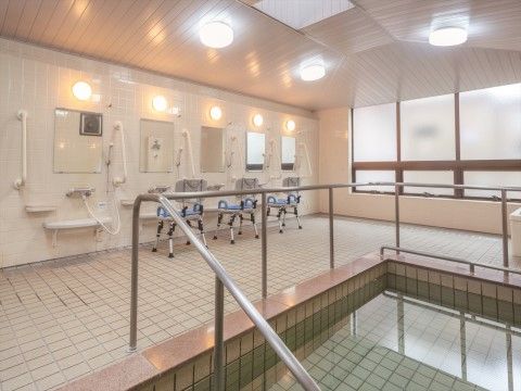 「ニチイホーム 下丸子」の一般浴室。大浴場でゆったりと入浴できる。