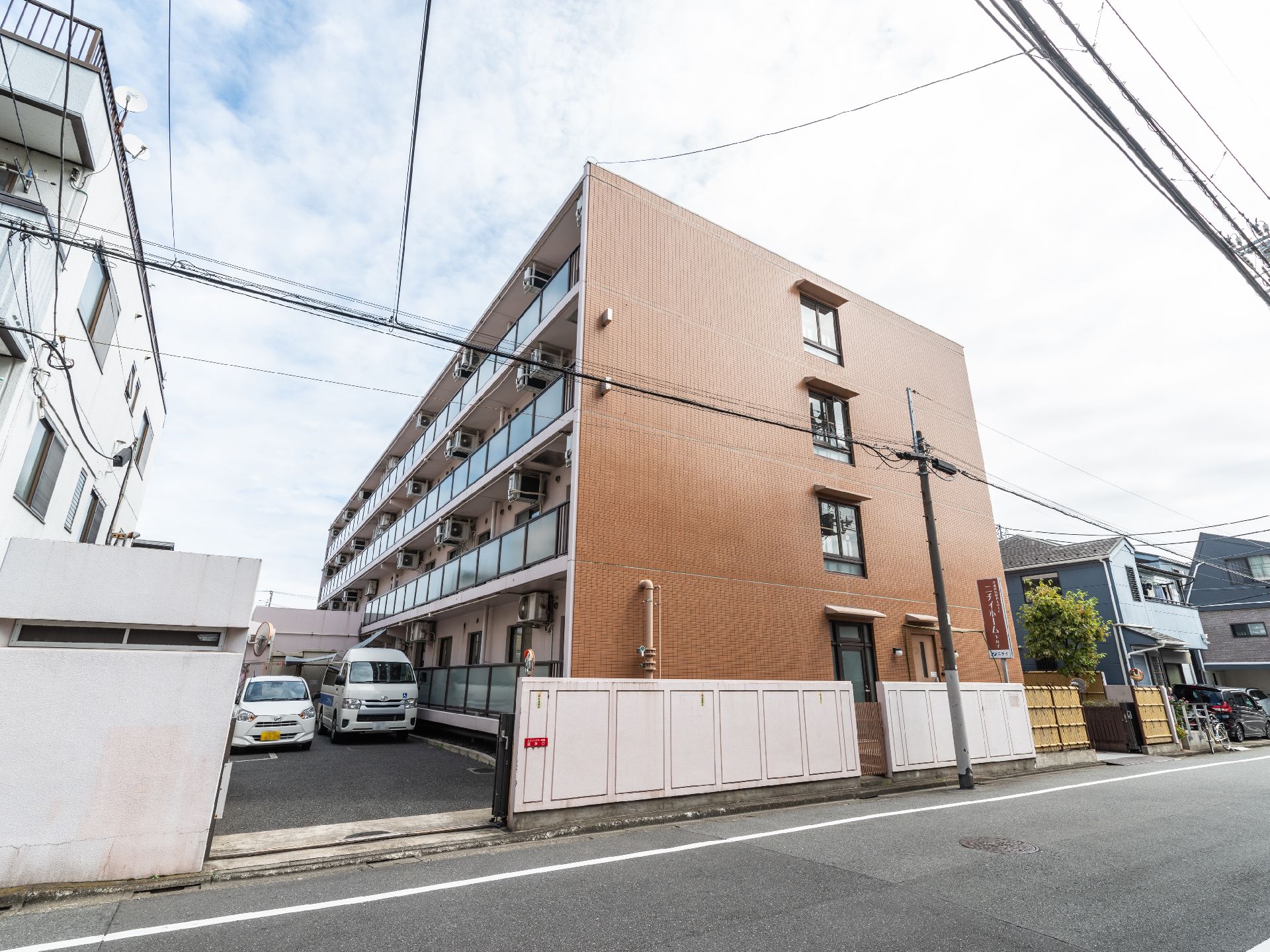 駐車場から撮影した介護施設の外観