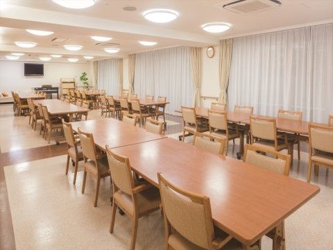 「ニチイホーム 矢口」のリビング＆ダイニング。交流の場としても活用できる。