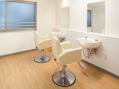 「ニチイホーム 矢口」のヘアーサロン。館内で理美容が受けられる。