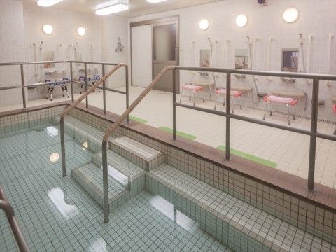 「ニチイホーム 矢口」の一般浴室。大浴場でゆったりと入浴できる。