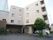 落ち着きのある色調の4階建ての施設