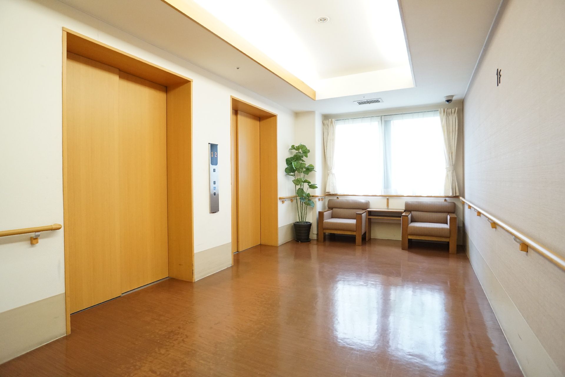 手すりや椅子を備えたエレベーター