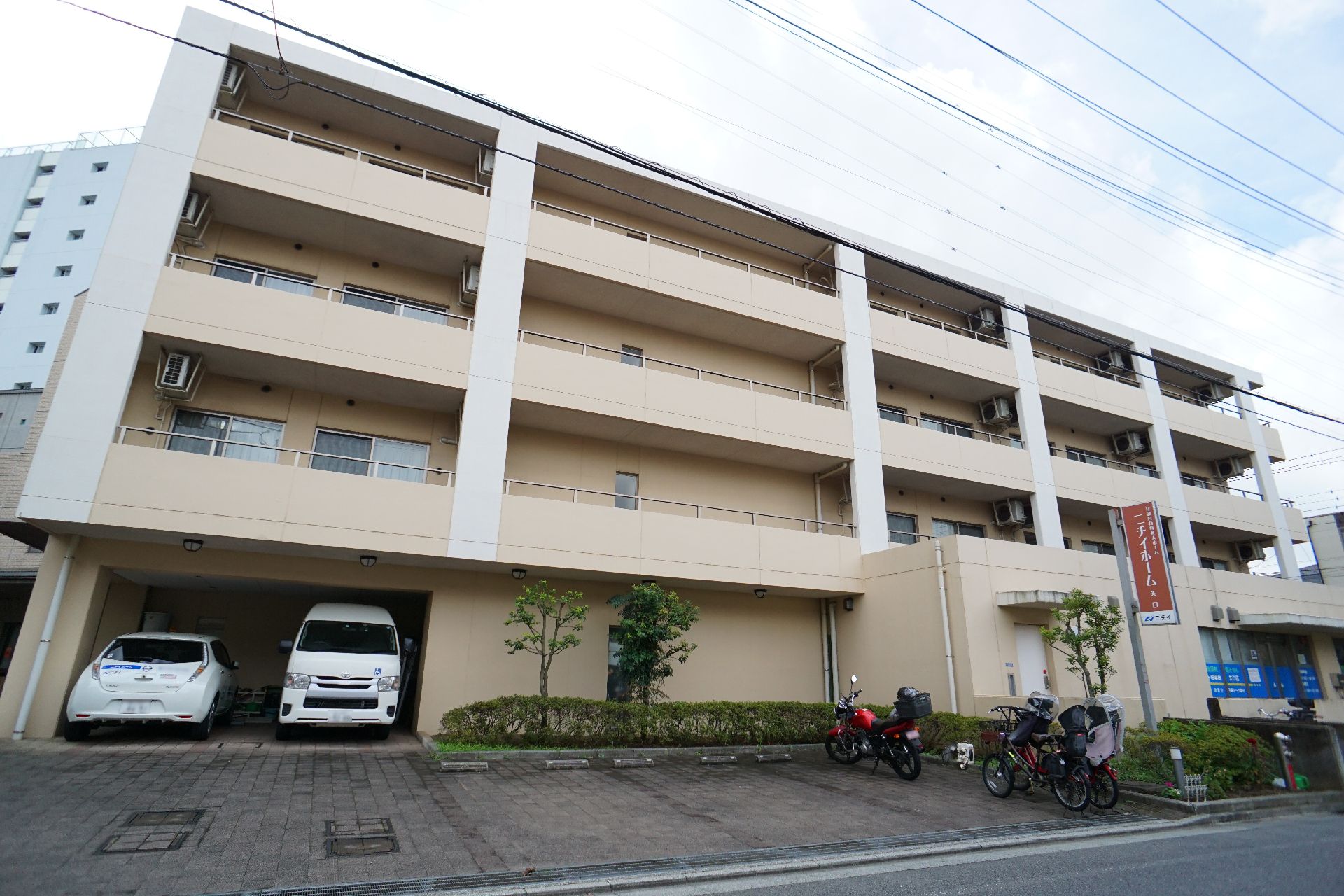 日当たりの良い4階建ての施設