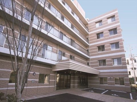 「ニチイホーム 多摩川緑地」の外観。出入り口に屋根を設けている。