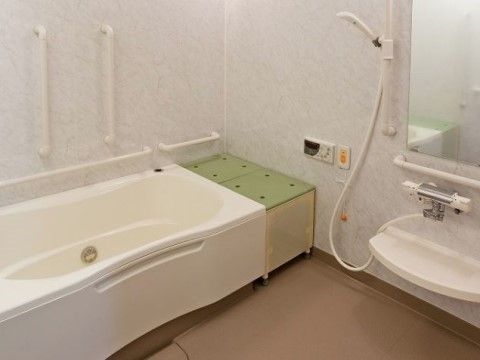 「ニチイホーム 多摩川緑地」の個別浴室。プライバシーを確保できる浴室。