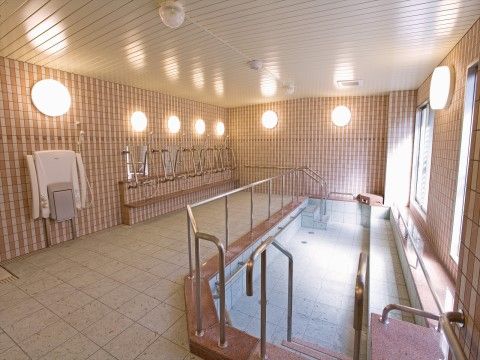 「ニチイホーム 多摩川緑地」の一般浴室。広々とした開放感のある浴室。