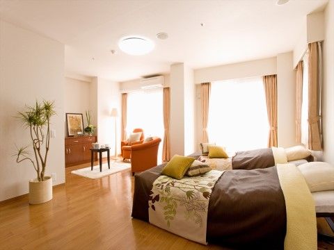 「ニチイホーム 多摩川緑地」の夫婦入居可能部屋。二人入居可能な広い居室もある。