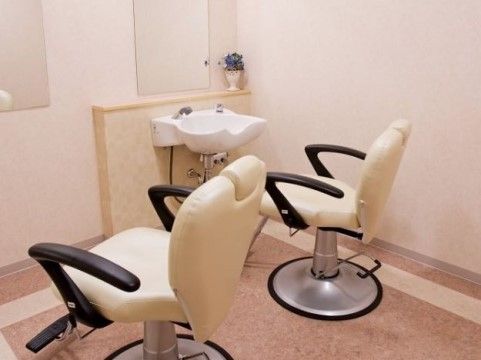「ニチイホーム 多摩川緑地」のヘアーサロン。理美容設備を整えている。