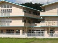 三階建ての建物外観