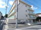 清潔な施設の外観と住宅街