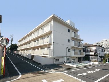 「ニチイホーム 自由が丘」の外観。白を基調としたシンプルなデザイン。