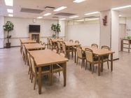 「ニチイホーム 自由が丘」のリビング＆ダイニング（イメージ）。お食事の他にも、多目的に活用されるスペース。