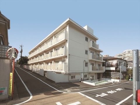 「ニチイホーム 自由が丘」の外観。住宅街に位置するホーム。