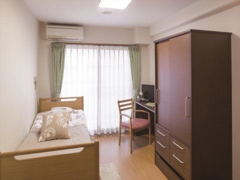 「ニチイホーム 自由が丘」の居室。フローリングの洋室。