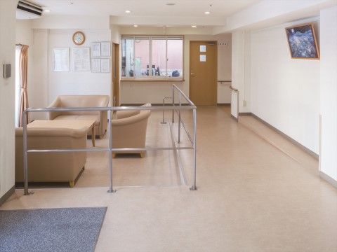 「ニチイホーム 自由が丘」のエントランスホール。手すりを設けている。