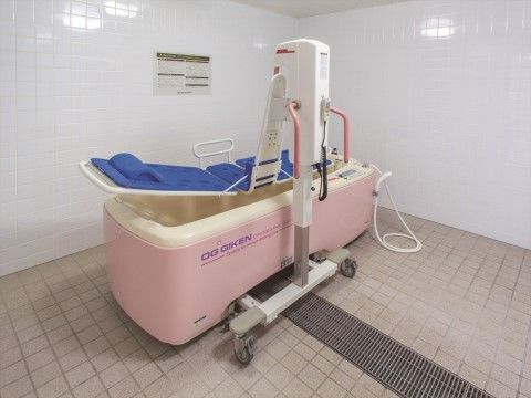 「ニチイホーム 自由が丘」の特別浴室（イメージ）。入浴のサポートも行っている。