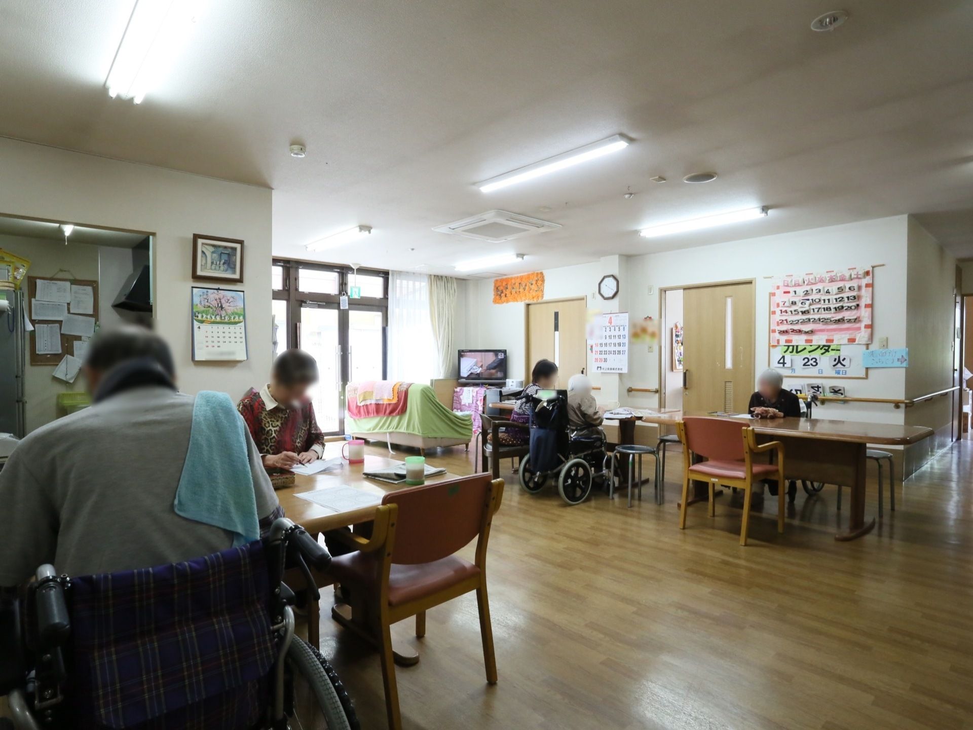 明るく広い室内には、テーブルが間隔を開けて配置されている。通路が広いので、車椅子をご利用の方も移動しやすい。