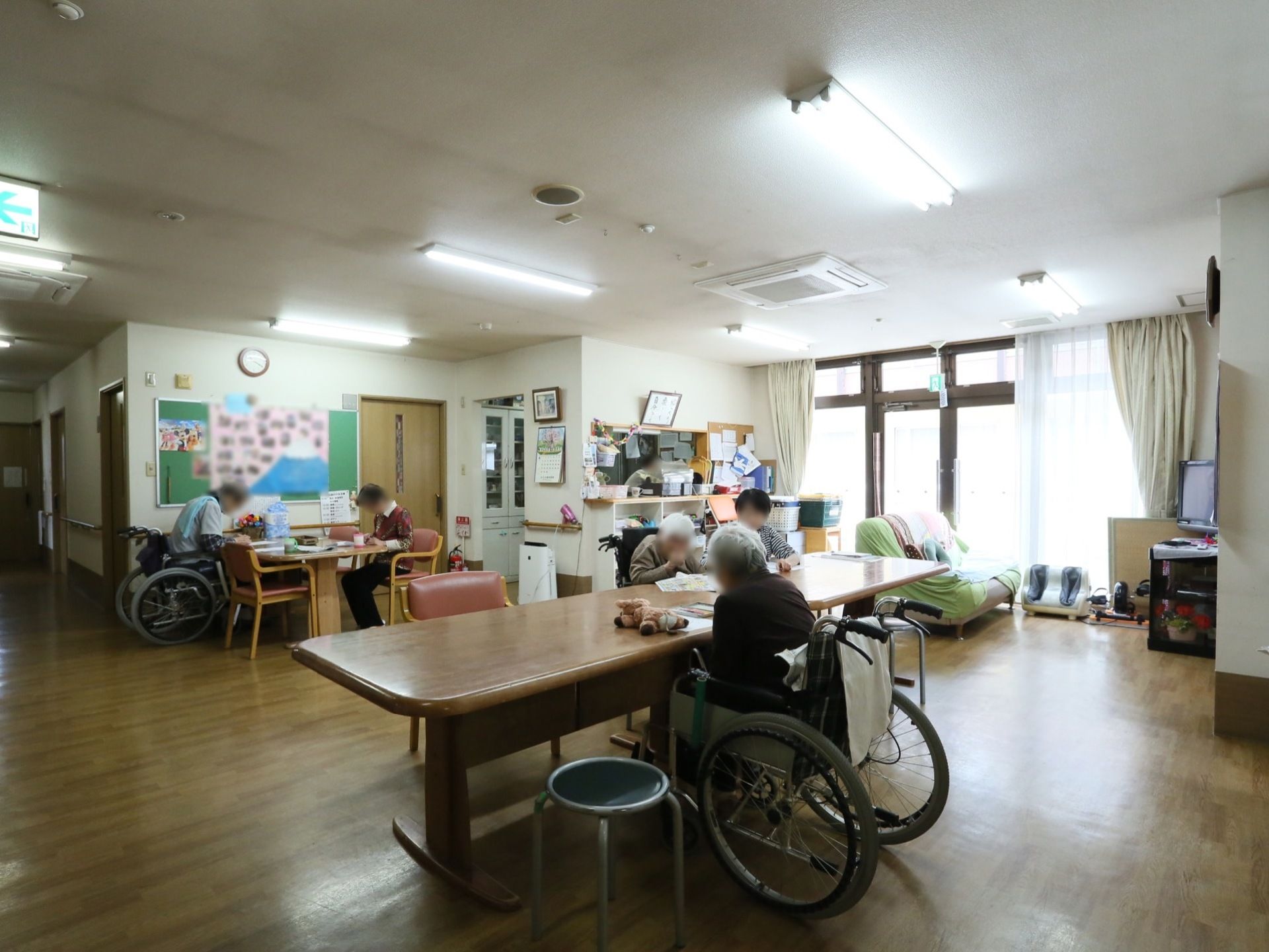 大きな窓から日が良く入り、室内は明るく開放的な雰囲気である。広々とした空間で、リラックスして過ごすことができる。