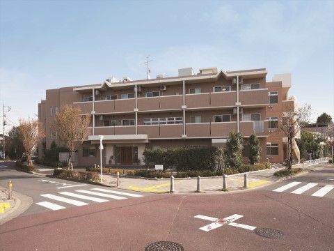 「ニチイホーム 成城」の外観。建物周辺に緑を配している。
