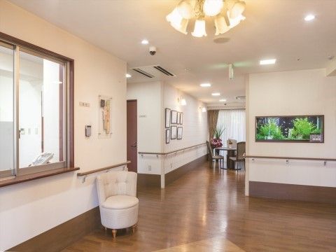 「ニチイホーム 成城」のエントランスホール。アクアリウムを配している。