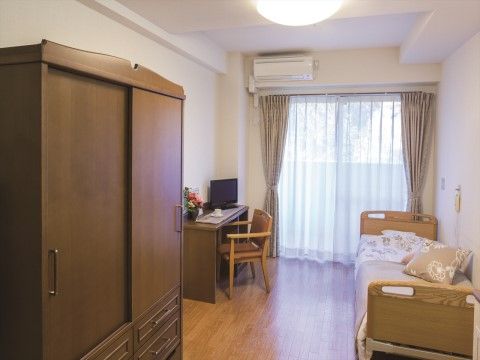 「ニチイホーム 成城」の居室。エアコンを完備している。