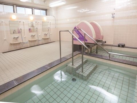 「ニチイホーム 成城」の一般浴室。大浴場でゆったりと入浴できる。