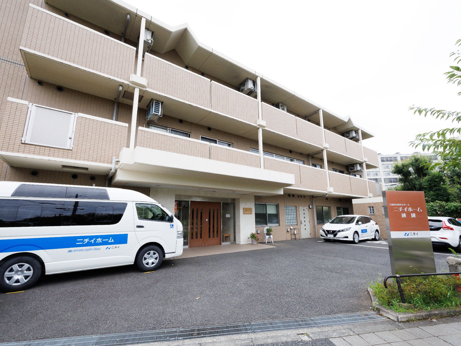 駐車場を設けた施設外観
