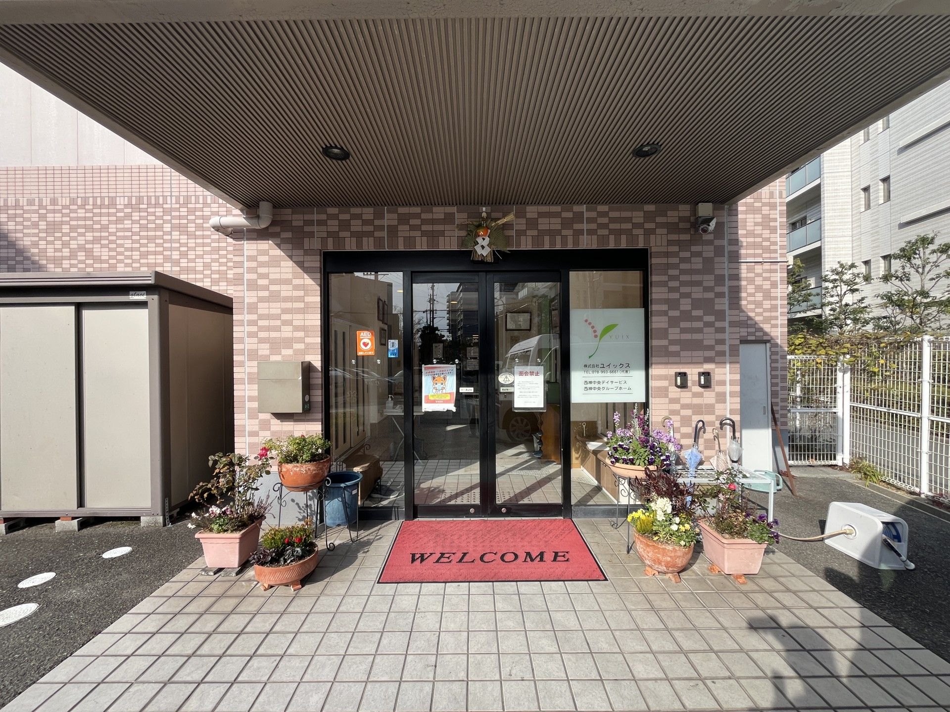 花に囲まれた玄関