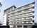 ７階建ての大きな建物は白を基調としていて、各フロアにベランダが付いている。