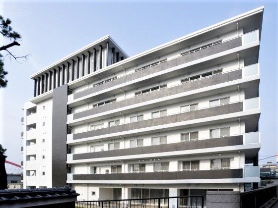 ７階建ての大きな建物はどっしりとした印象で、各フロアにベランダが付いている。