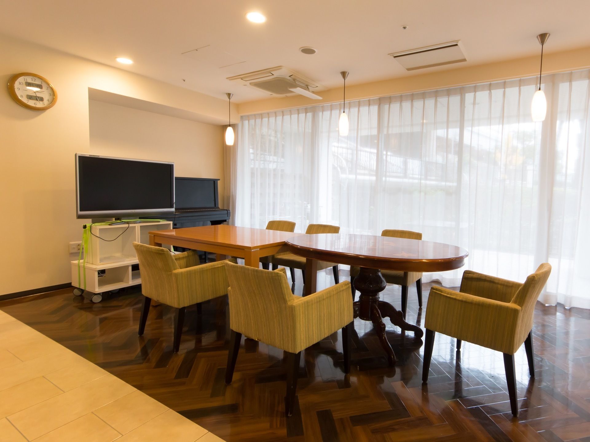 談笑しやすいよう、テーブルを囲むようにソファ生地の肘掛椅子が並んでいる。テレビ鑑賞もでき、それぞれの時間を過ごせる。