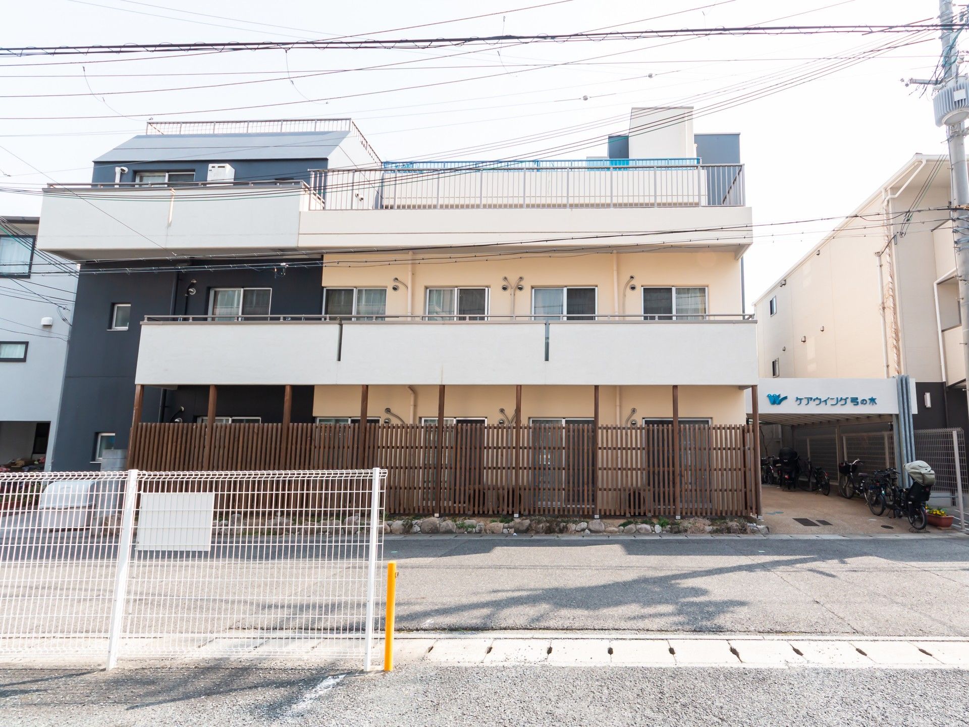 落ち着いた外観の建物