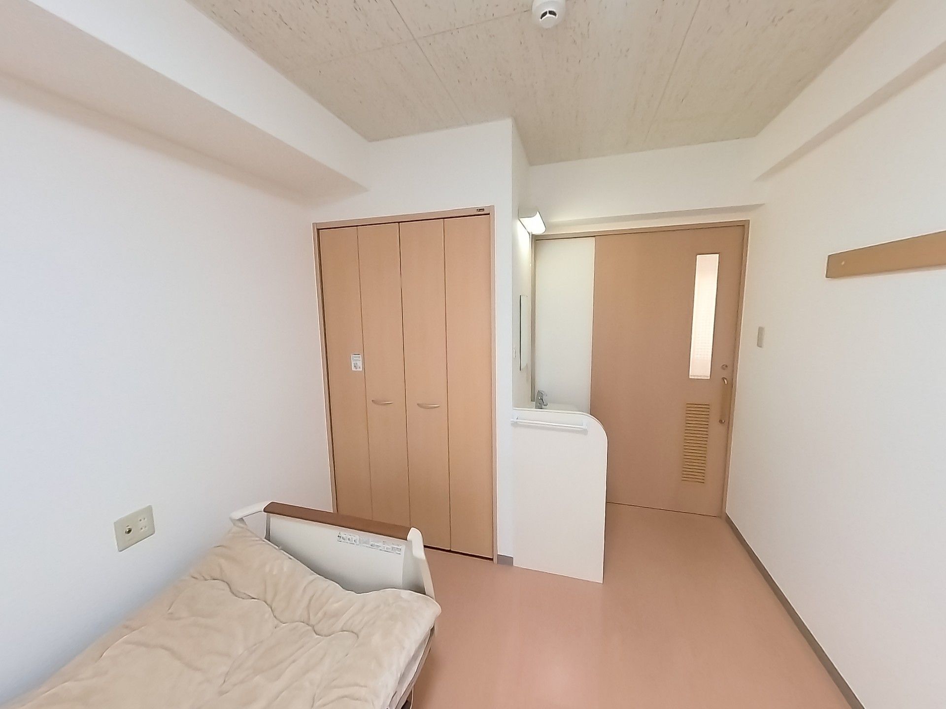 シンプルな個室の一角