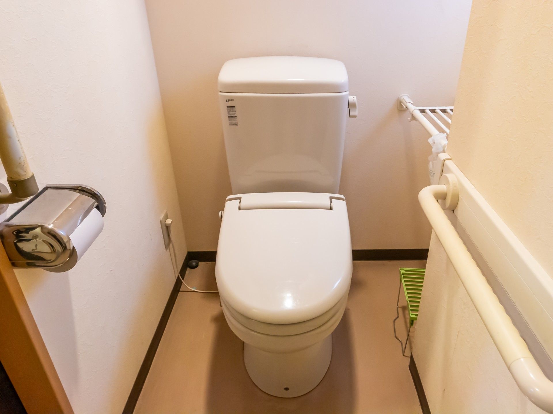 手すり付きのトイレ