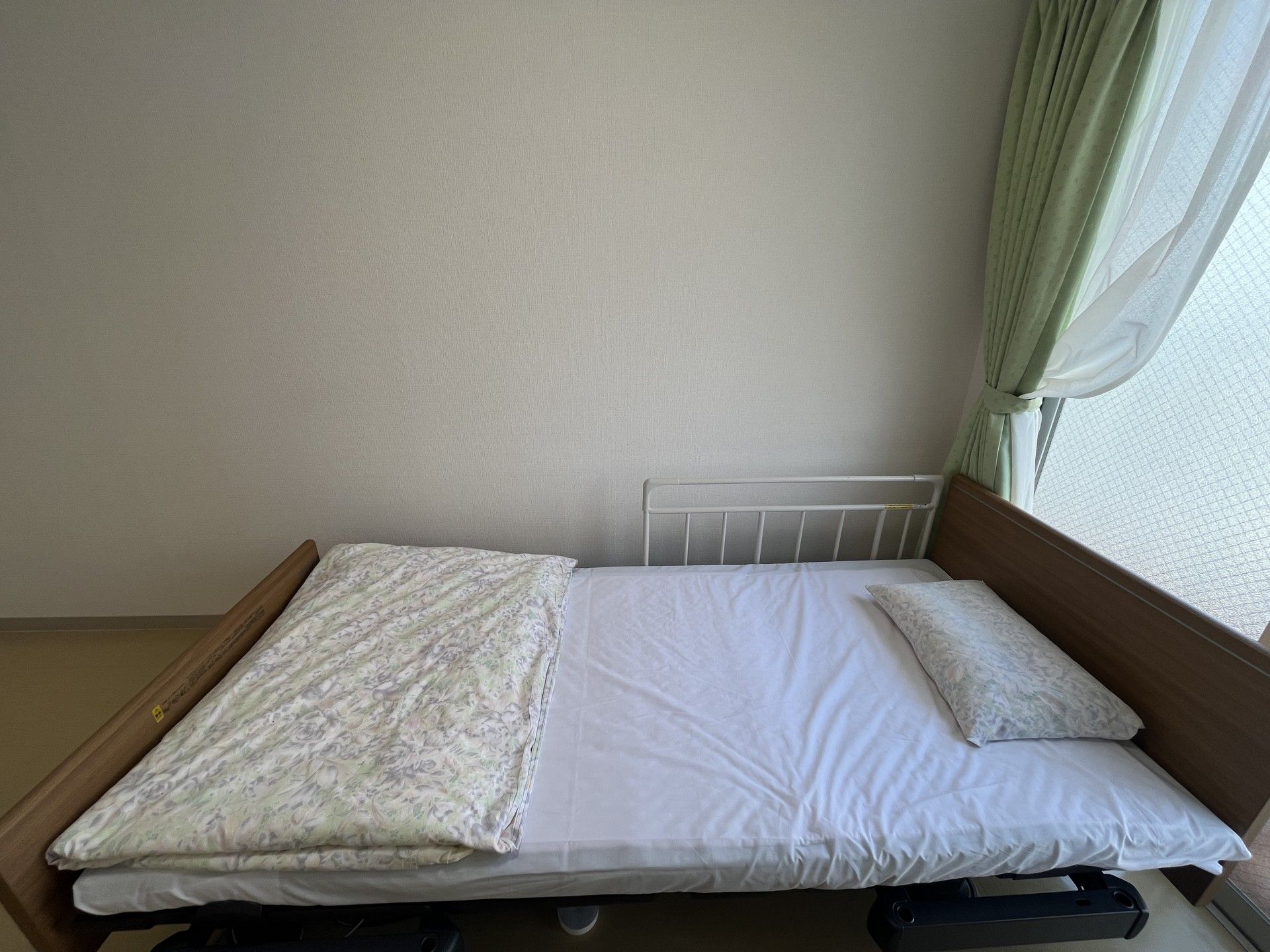 シンプルなベッドの部屋