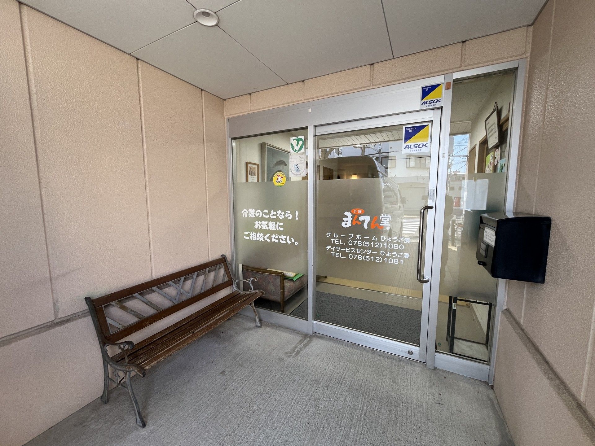 ベンチと入口の風景