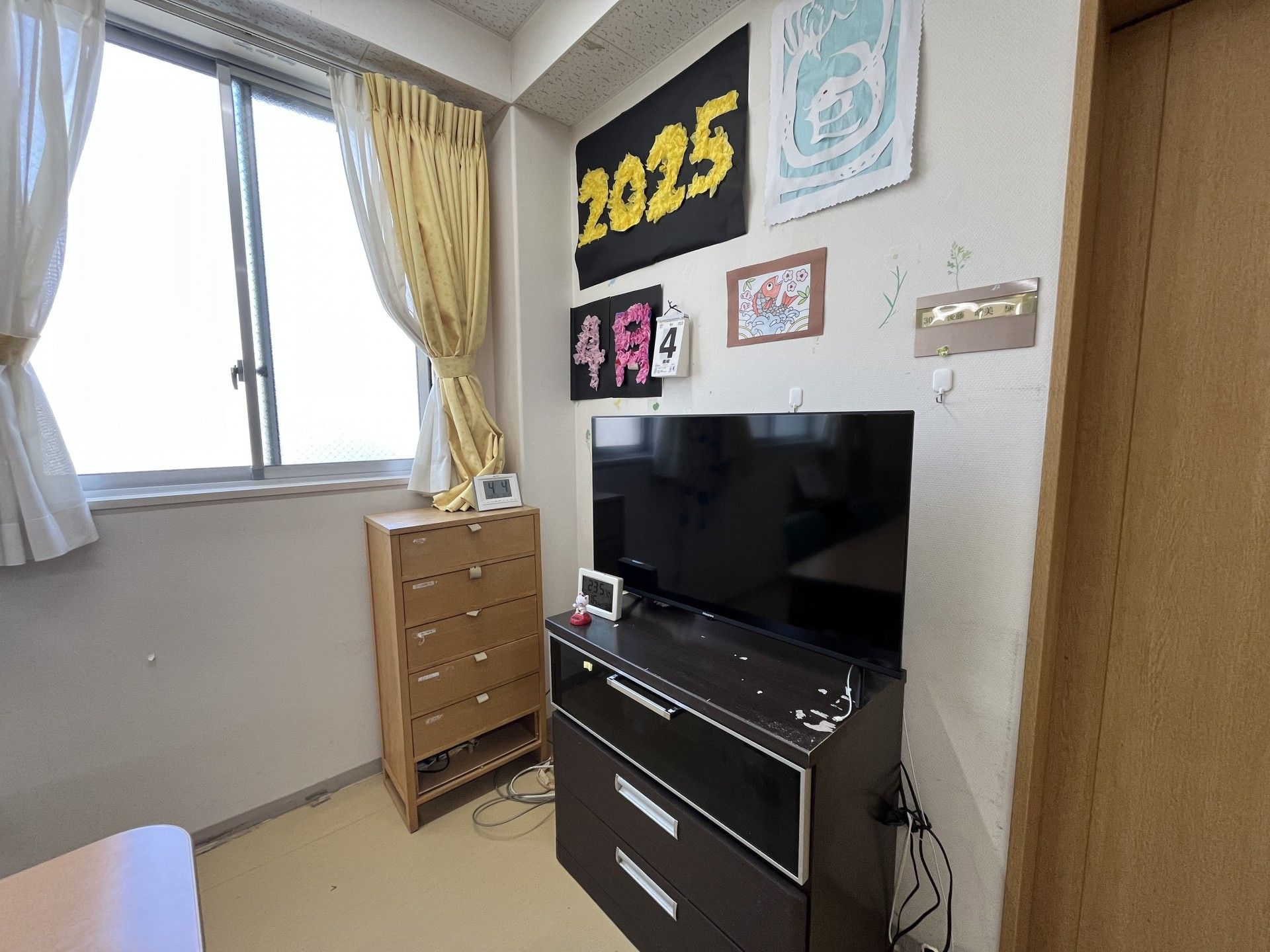窓際のテレビと飾り棚