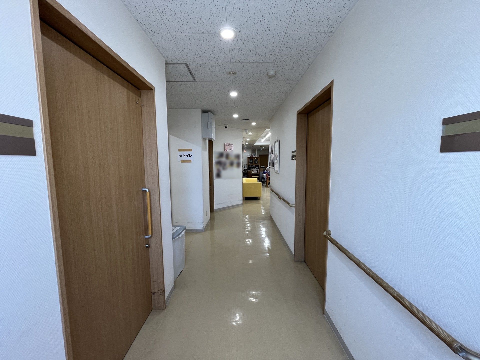 手すり付きの廊下