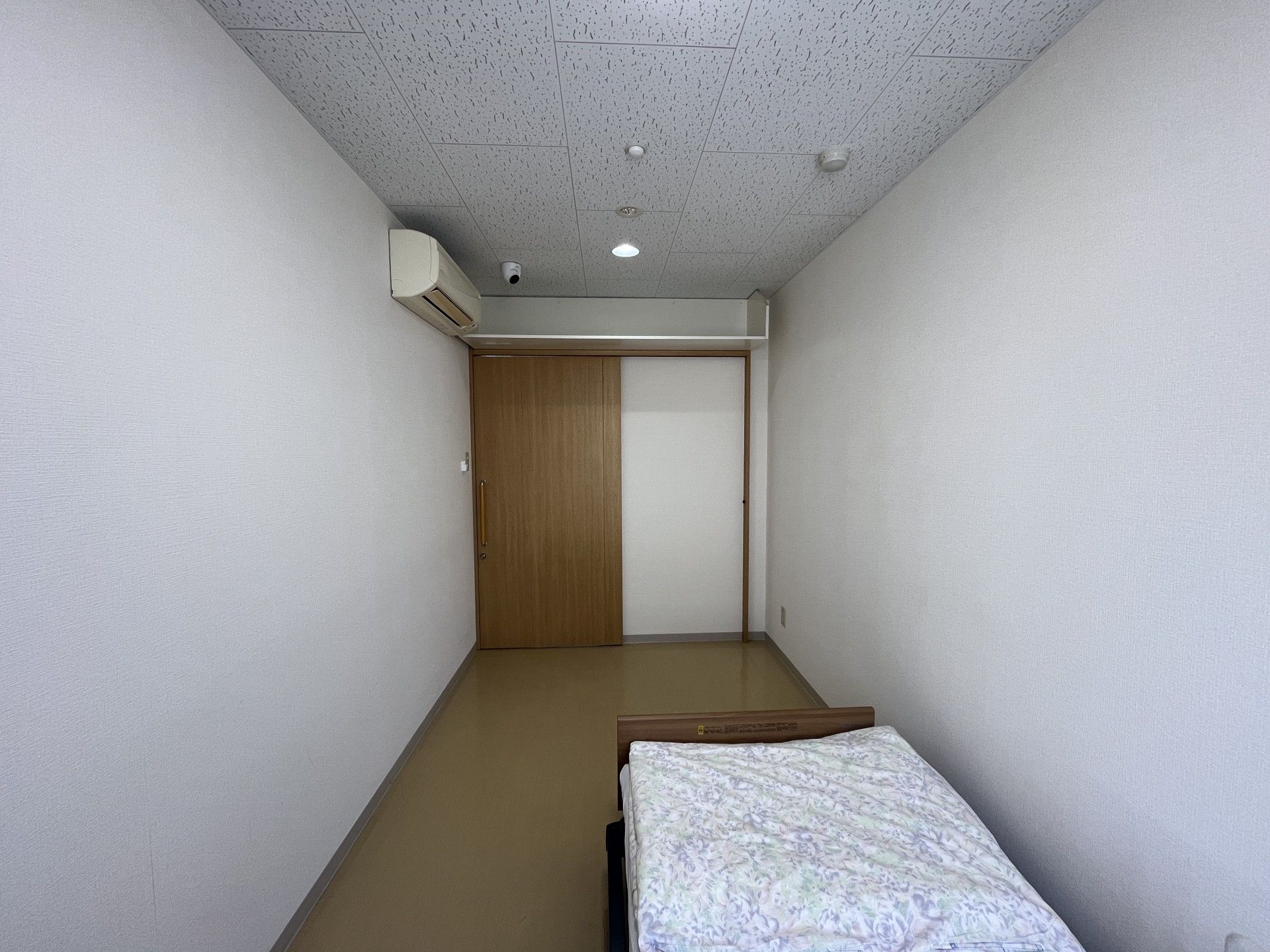 シンプルな個室の様子