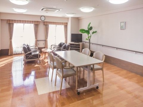 「ニチイホーム 千歳船橋」のリビング＆ダイニング。談話スペースを設けている。