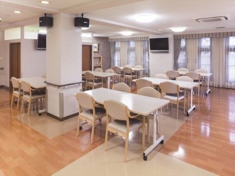 「ニチイホーム 千歳船橋」のリビング＆ダイニング。ご入居者様が集まる憩いの場。
